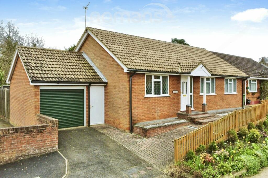 3 bedroom bungalow for sale in Road, Sandhurst, Berkshire, GU47