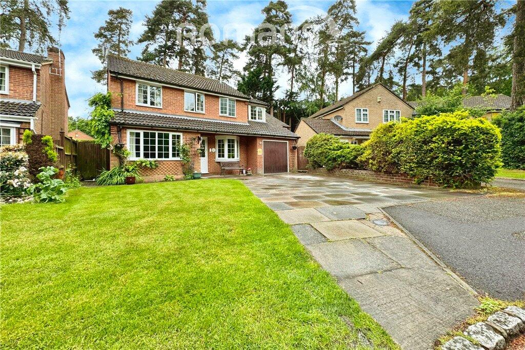 6 bedroom detached house for sale in Braye Close, Sandhurst, Berkshire