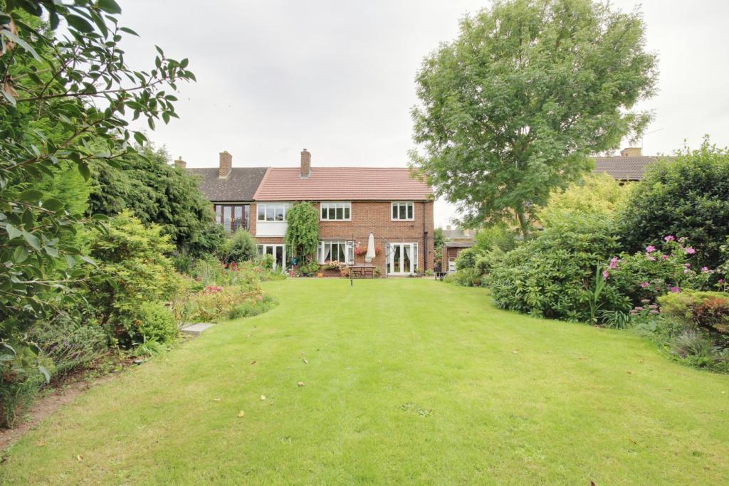 4 bedroom semidetached house for sale in Humber Avenue, South Ockendon