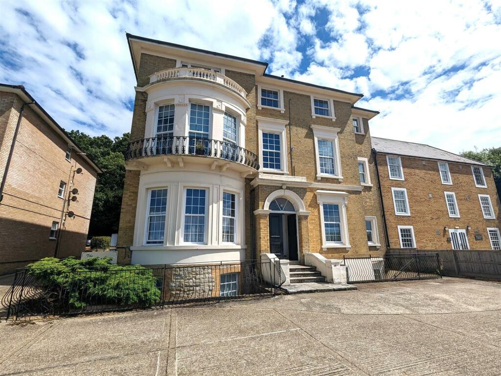 1 bedroom flat for sale in West Hill Road, Ryde, PO33