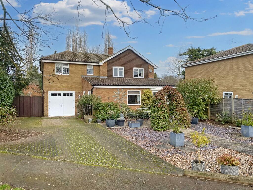 6 bedroom detached house for sale in Meadway, Harrold, Bedford, MK43