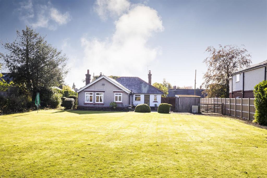 3 bedroom detached bungalow for sale in Pant Lane, Gresford, Wrexham, LL12