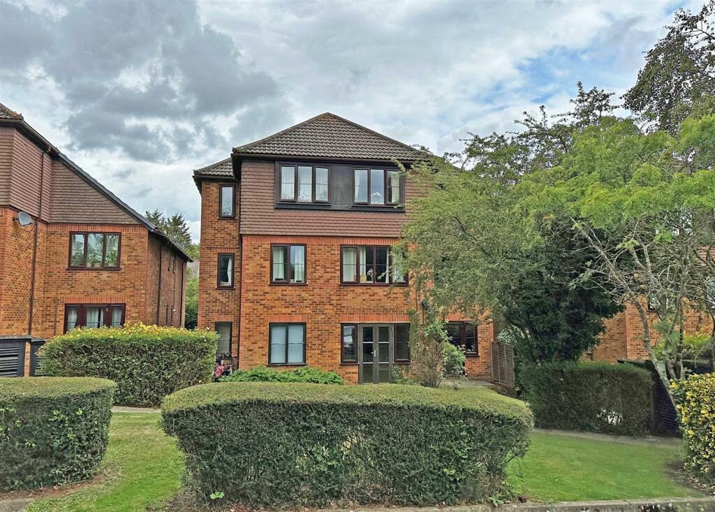 2 bedroom flat for sale in Earlswood Road, Redhill, RH1