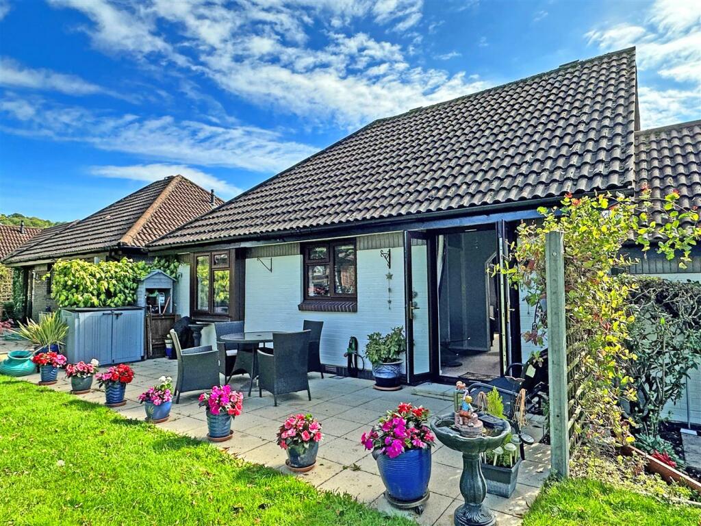 2 bedroom semidetached bungalow for sale in Oaklands Drive, Redhill, RH1