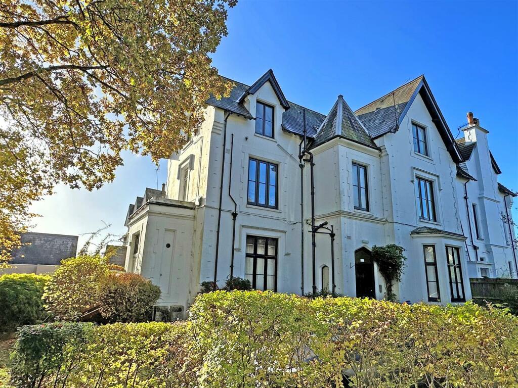 Studio flat for sale in Wray Park Road, Reigate, RH2