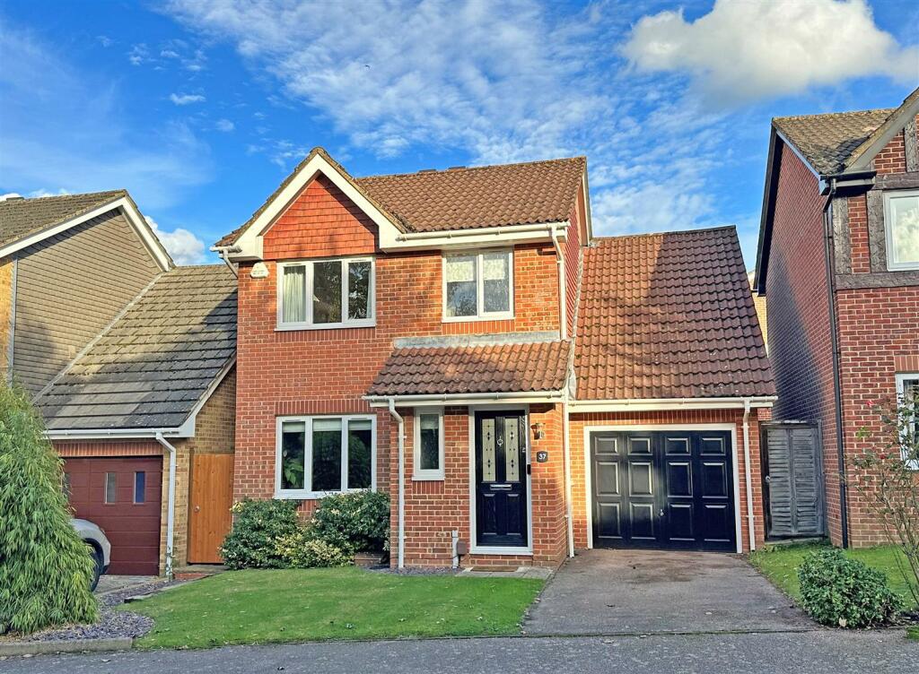 3 bedroom detached house for sale in Cavendish Road, Redhill, RH1