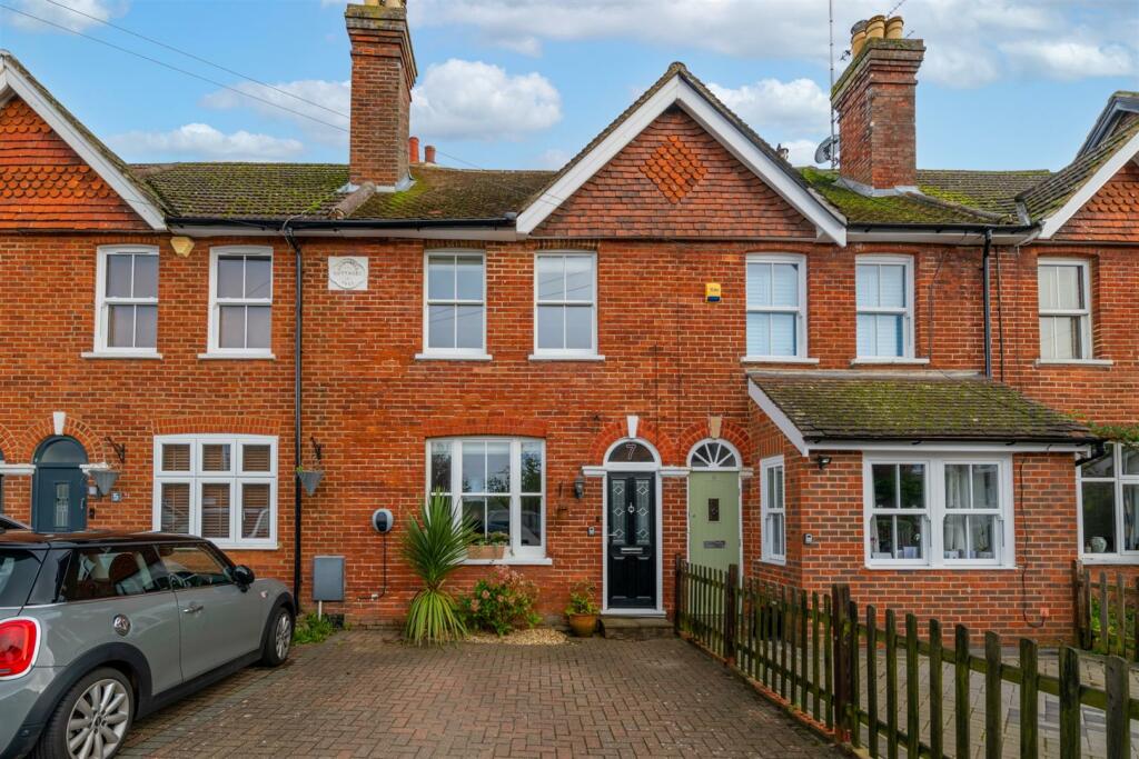 2 bedroom terraced house for sale in Trindles Road, South Nutfield, RH1