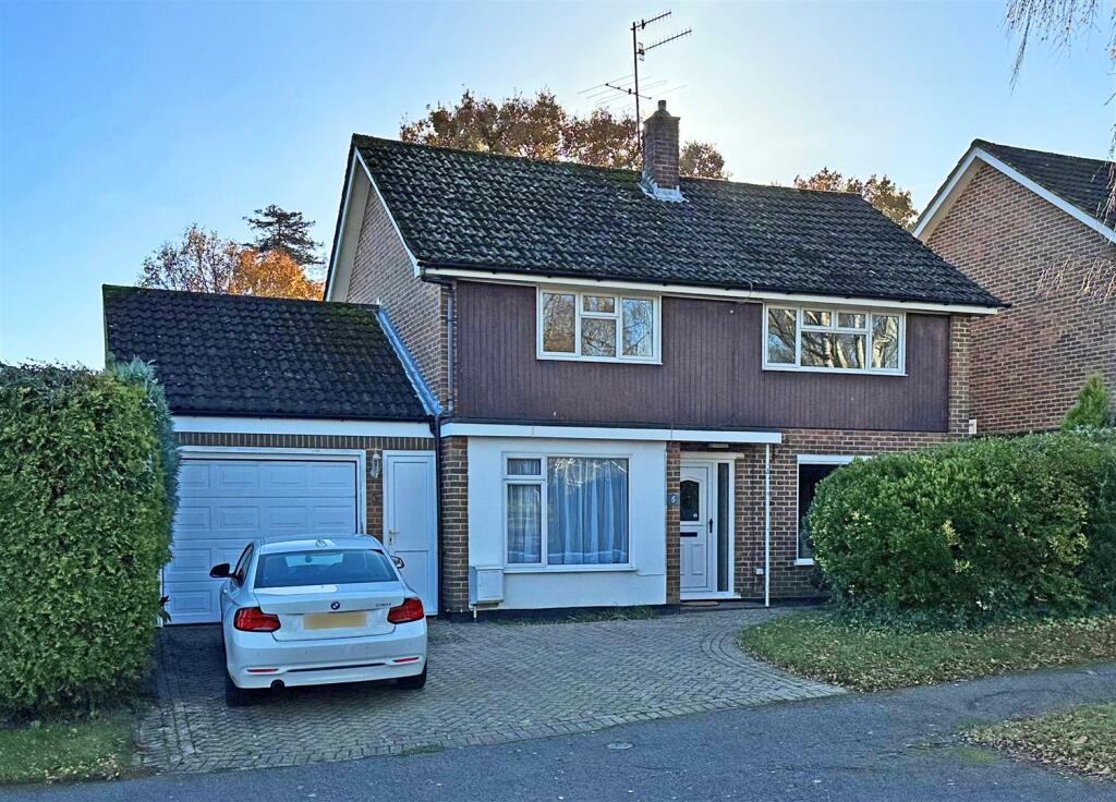 3 bedroom detached house for sale in Daneshill, Redhill, RH1