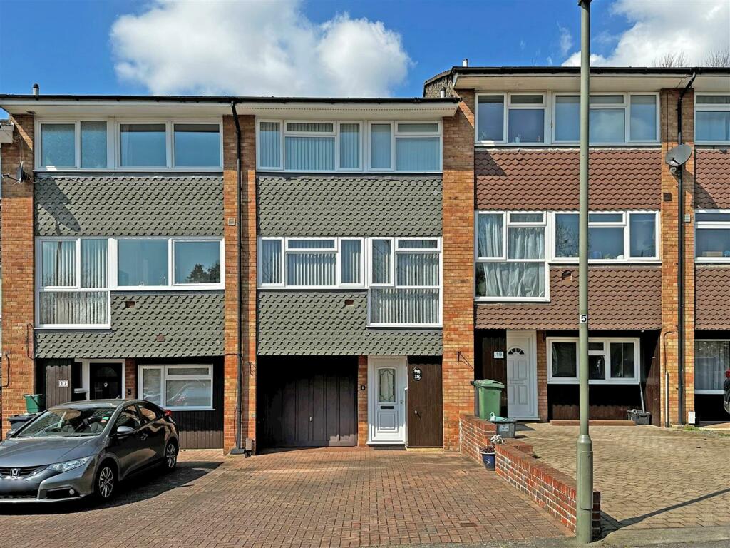 3 bedroom terraced house for sale in Nash Drive, Redhill, RH1