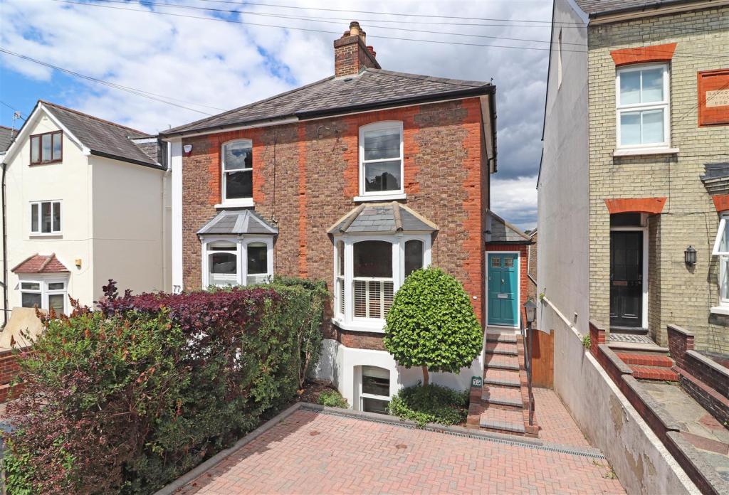 3 bedroom semidetached house for sale in Grovehill Road, Redhill, RH1