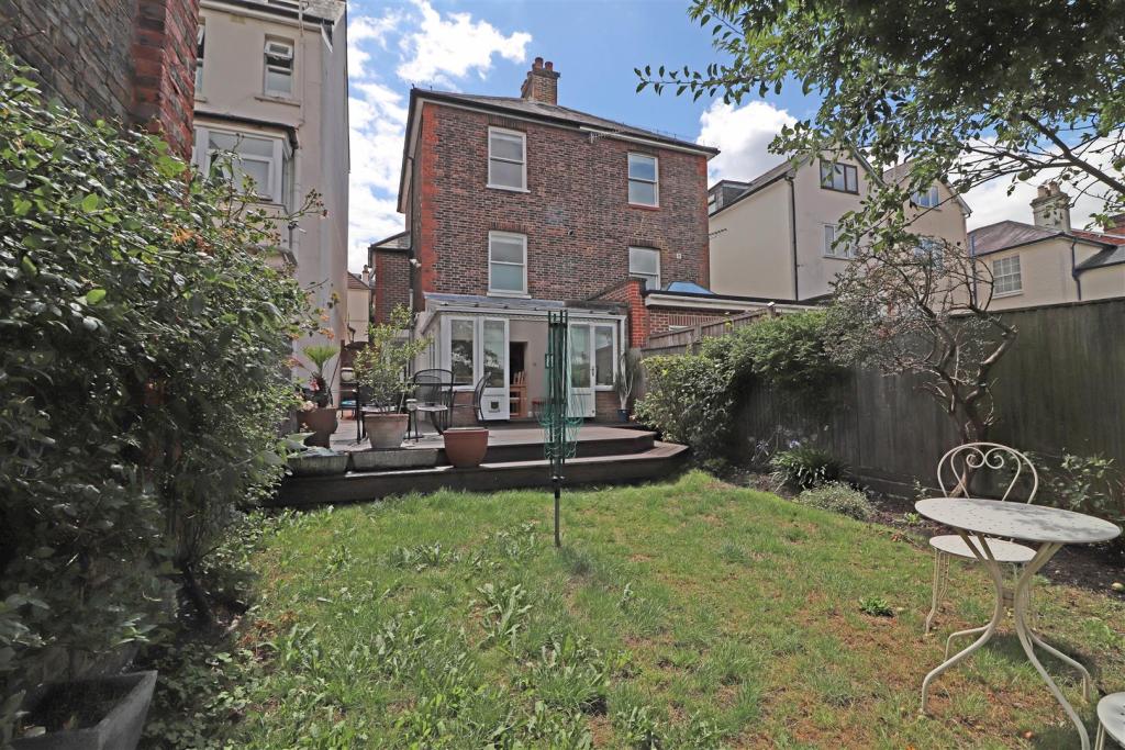 3 bedroom semidetached house for sale in Grovehill Road, Redhill, RH1