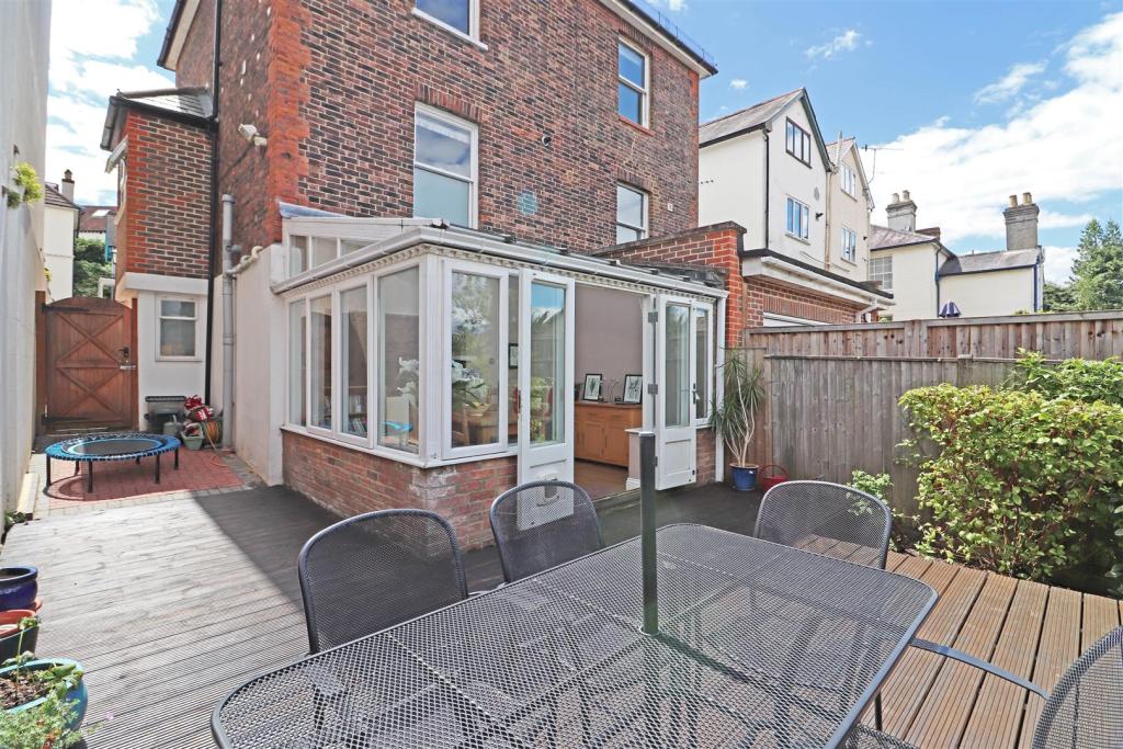 3 bedroom semidetached house for sale in Grovehill Road, Redhill, RH1