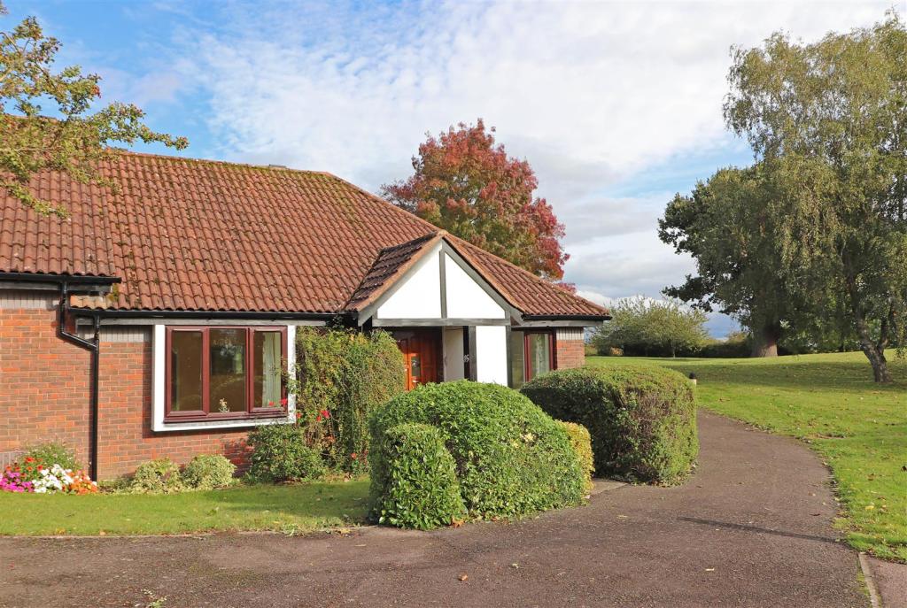 2 bedroom semidetached bungalow for sale in Ash Drive, Redhill, RH1