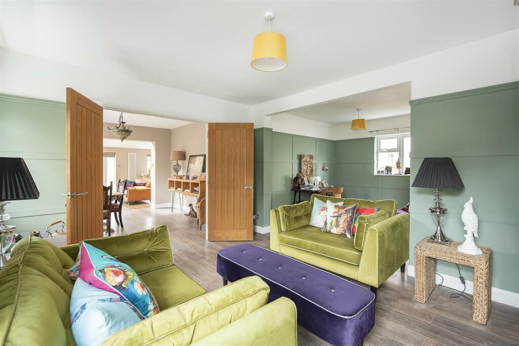 4 bedroom detached house for sale in Nightingale Road, Wendover