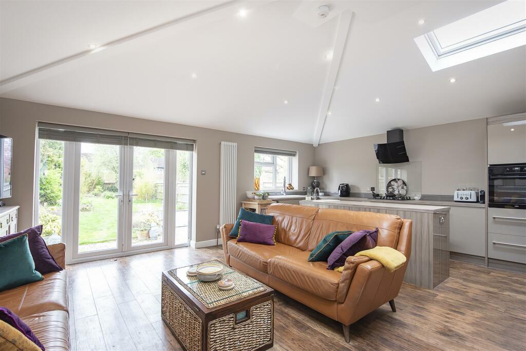 4 bedroom detached house for sale in Nightingale Road, Wendover