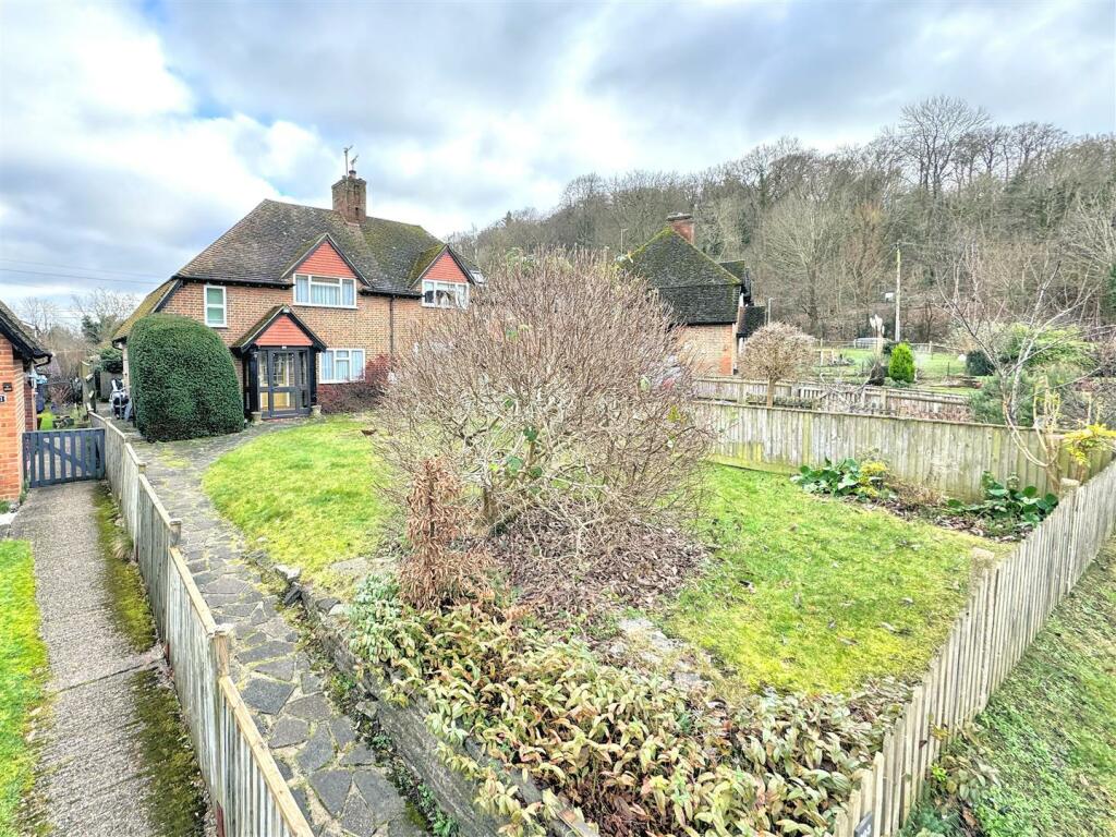 2 bedroom semidetached house for sale in Bois Moor Road, Chesham, HP5