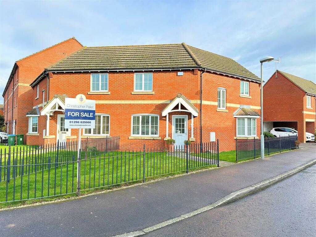 3 bedroom semidetached house for sale in Weston Turville, HP22