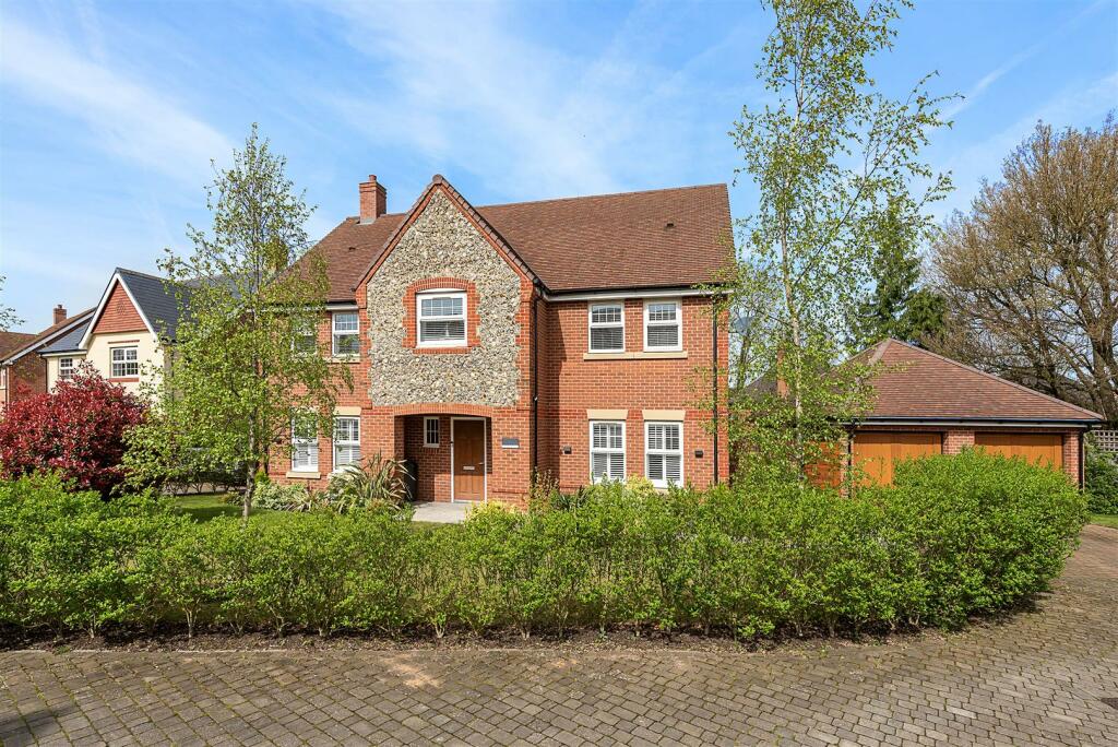 5 bedroom detached house for sale in Private Gated Road, Aston Clinton