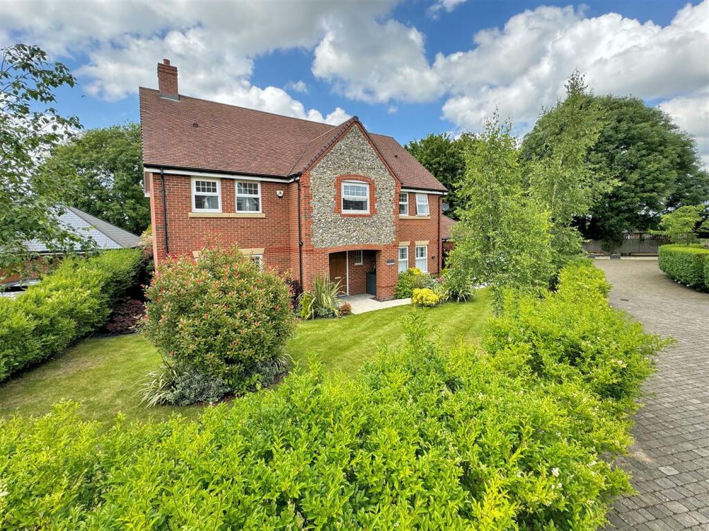 5 bedroom detached house for sale in Private Gated Road, Aston Clinton