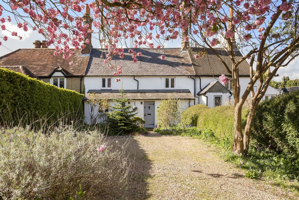 2 bedroom cottage for sale in Aston Clinton, HP22