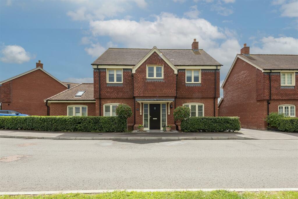 4 bedroom detached house for sale in Chapel Drive, Aston Clinton, HP22