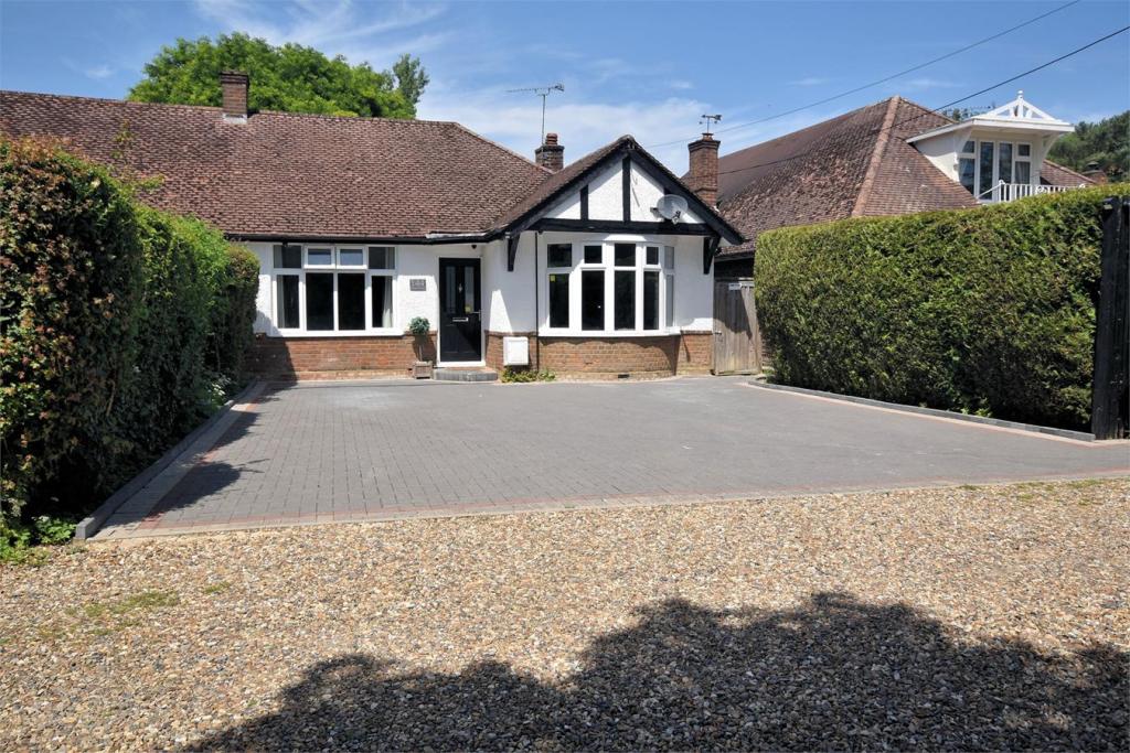 2 bedroom semidetached bungalow for sale in Weston Road, Aston Clinton