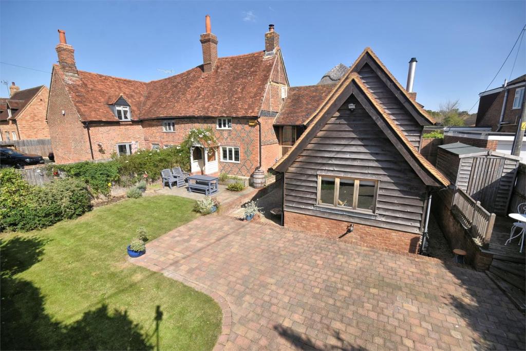3 bedroom semidetached house for sale in Bates Lane, Weston Turville