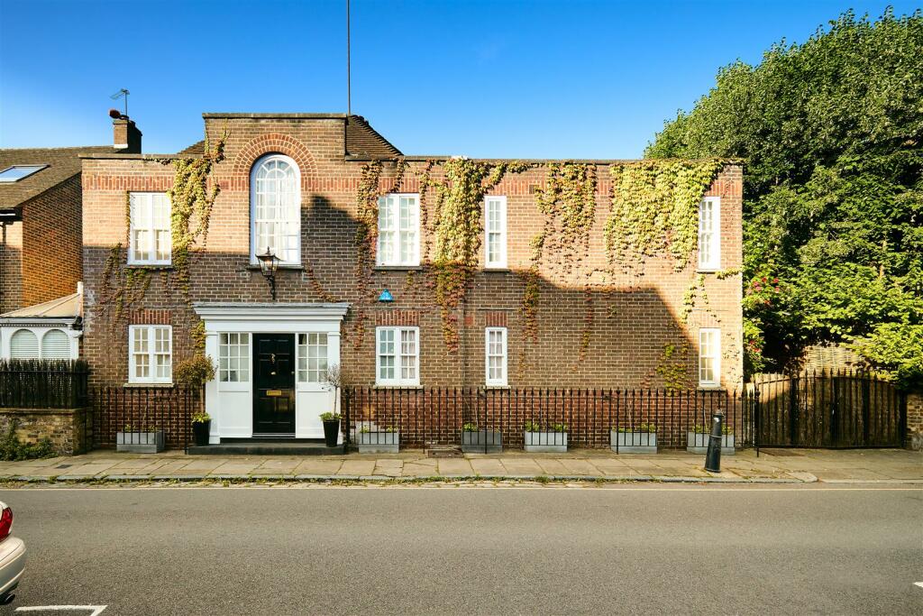 Main image of property: Church Street, Chiswick, W4