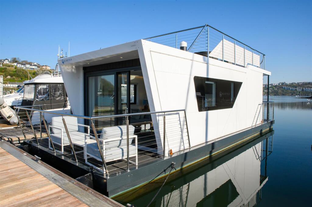 Main image of property: Dreadnought Moorings, Reading, RG4