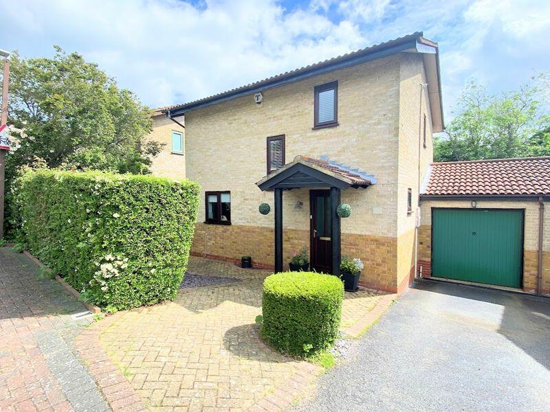 3 bedroom detached house for sale in Oakley Gardens, Downhead Park