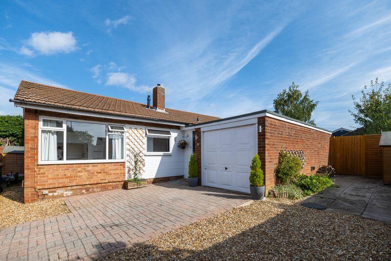 3 bedroom detached bungalow for sale in Craigmore Avenue, Bletchley, MK3