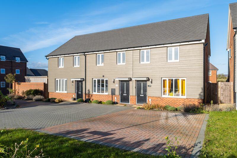 3 bedroom end of terrace house for sale in Kitchener Drive, Milton Keynes, MK17
