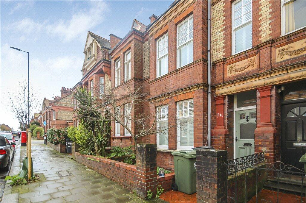 4 bedroom terraced house for rent in Barcombe Avenue, London, SW2
