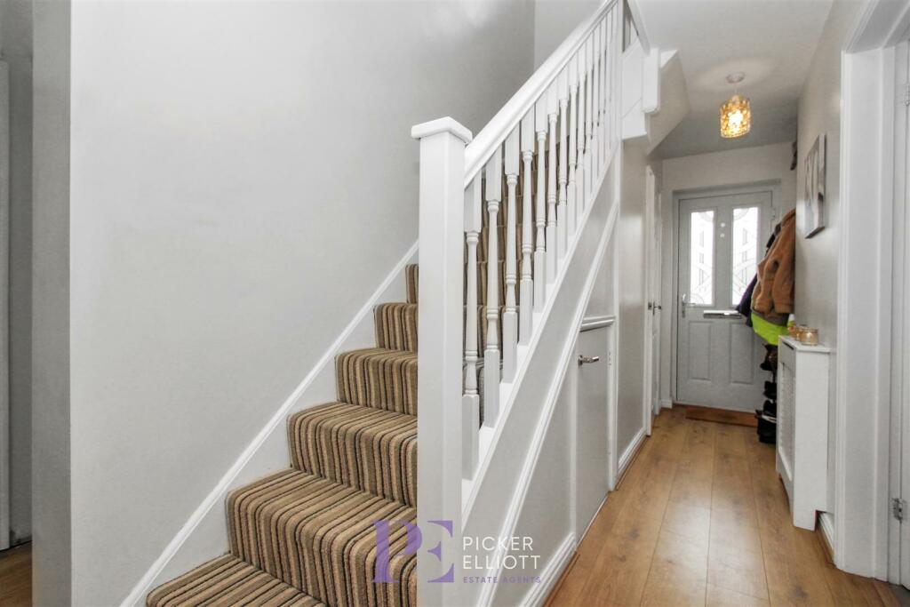 4 bedroom detached house for sale in Morland Drive, Hinckley, LE10