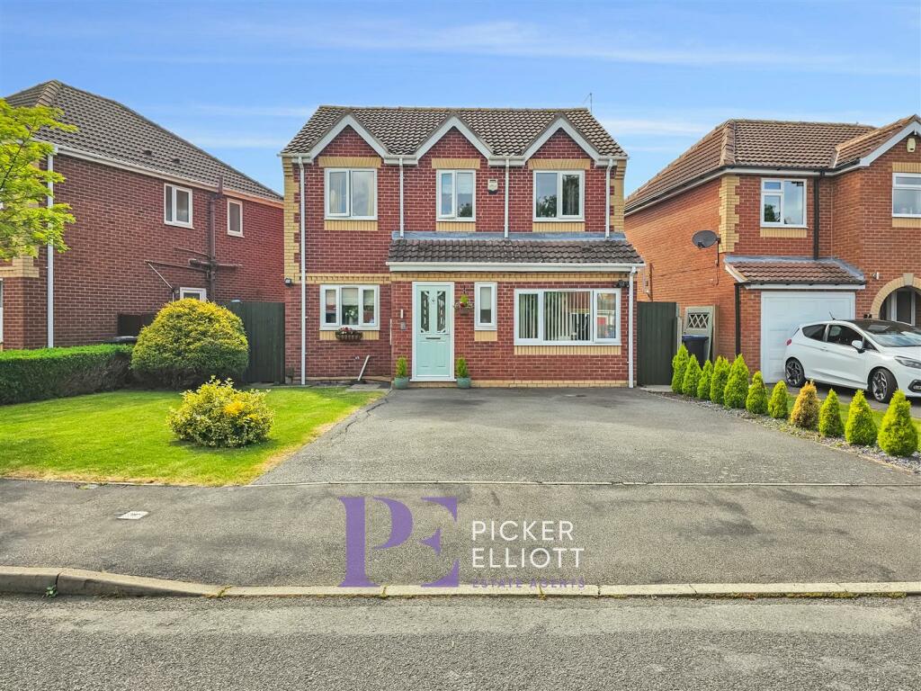 4 bedroom detached house for sale in Morland Drive, Hinckley, LE10