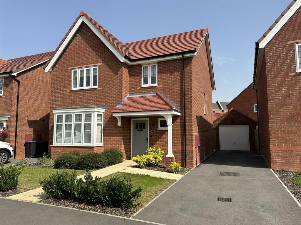 4 bedroom detached house for sale in Lapwing Drive, Hinckley, LE10