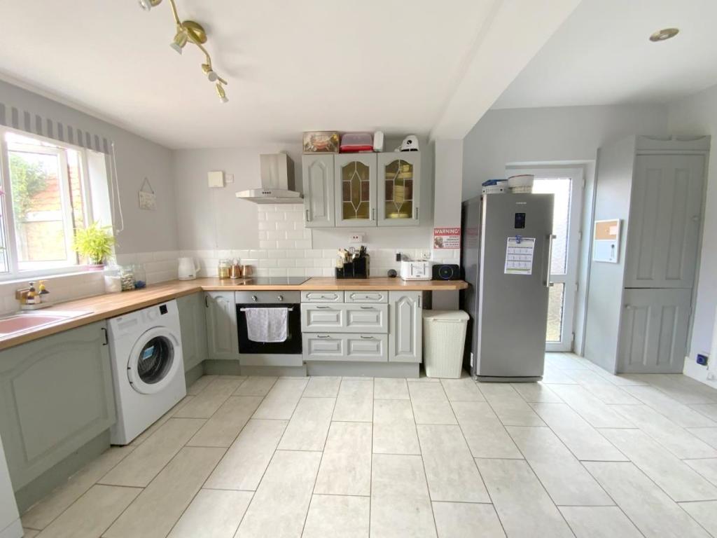 3 bedroom bungalow for sale in Clay Lane, HoltonLeClay, Grimsby, DN36