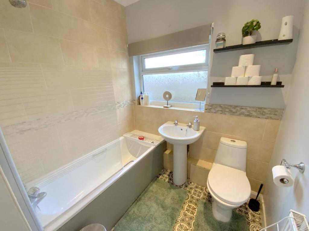 3 bedroom bungalow for sale in Clay Lane, HoltonLeClay, Grimsby, DN36