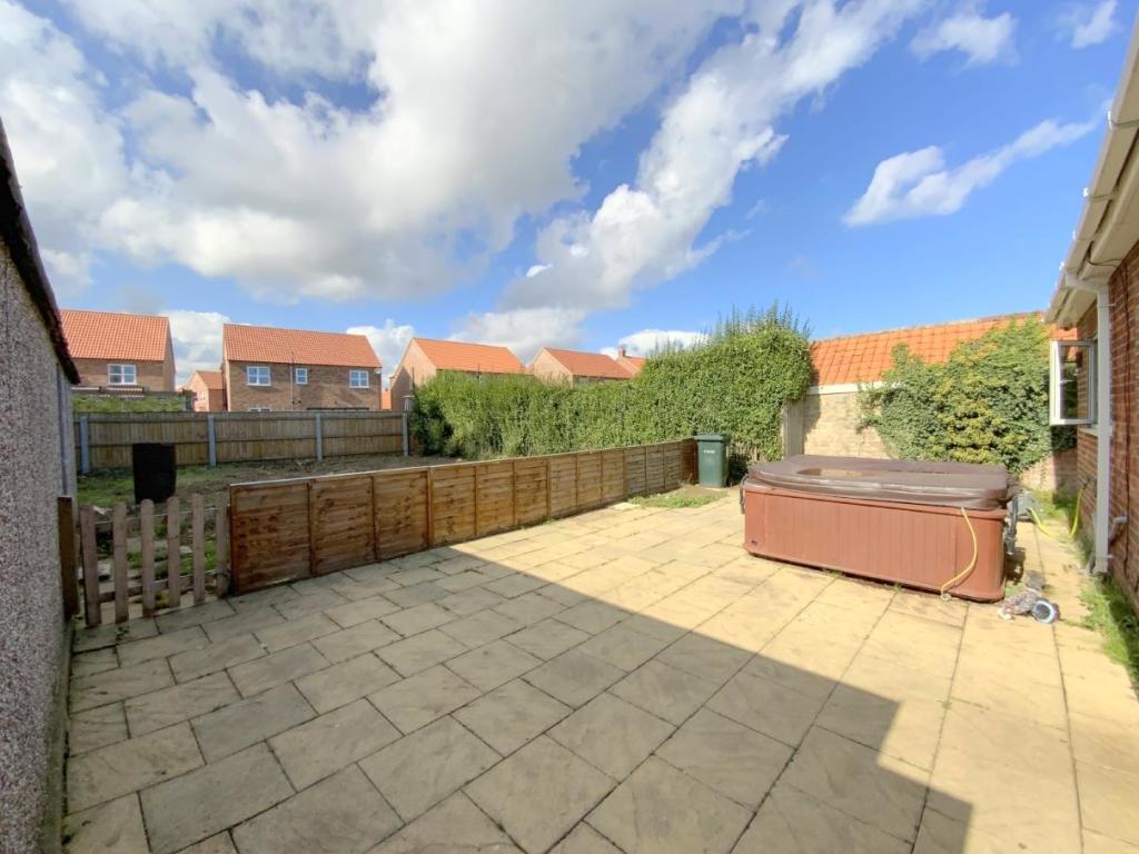 3 bedroom bungalow for sale in Clay Lane, HoltonLeClay, Grimsby, DN36