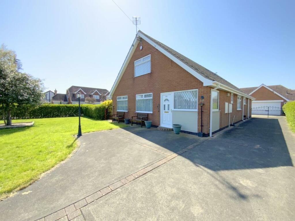 3 bedroom detached bungalow for sale in Peaks Avenue, New Waltham