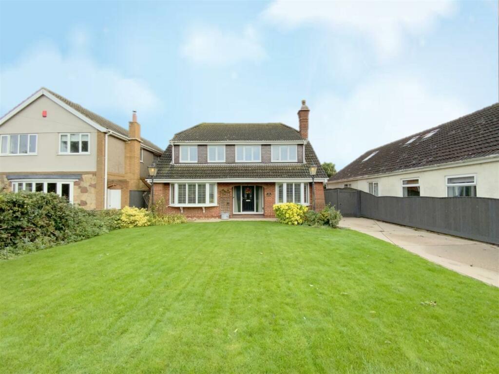 5 bedroom detached house for sale in Tetney Lane, Holton Le Clay, DN36