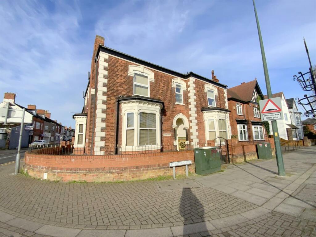 2 bedroom flat for sale in St. Peters Avenue, Cleethorpes, DN35