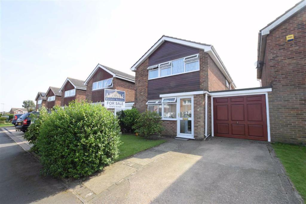 3 bedroom detached house for sale in Eastfield Road, Keelby, North East