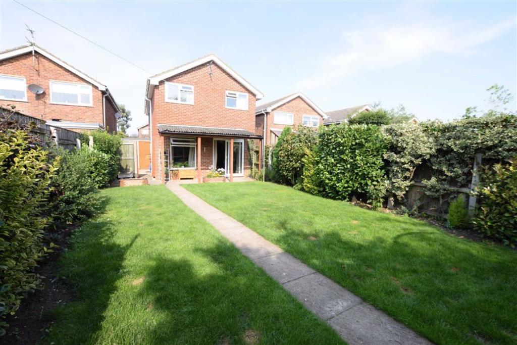 3 bedroom detached house for sale in Eastfield Road, Keelby, North East