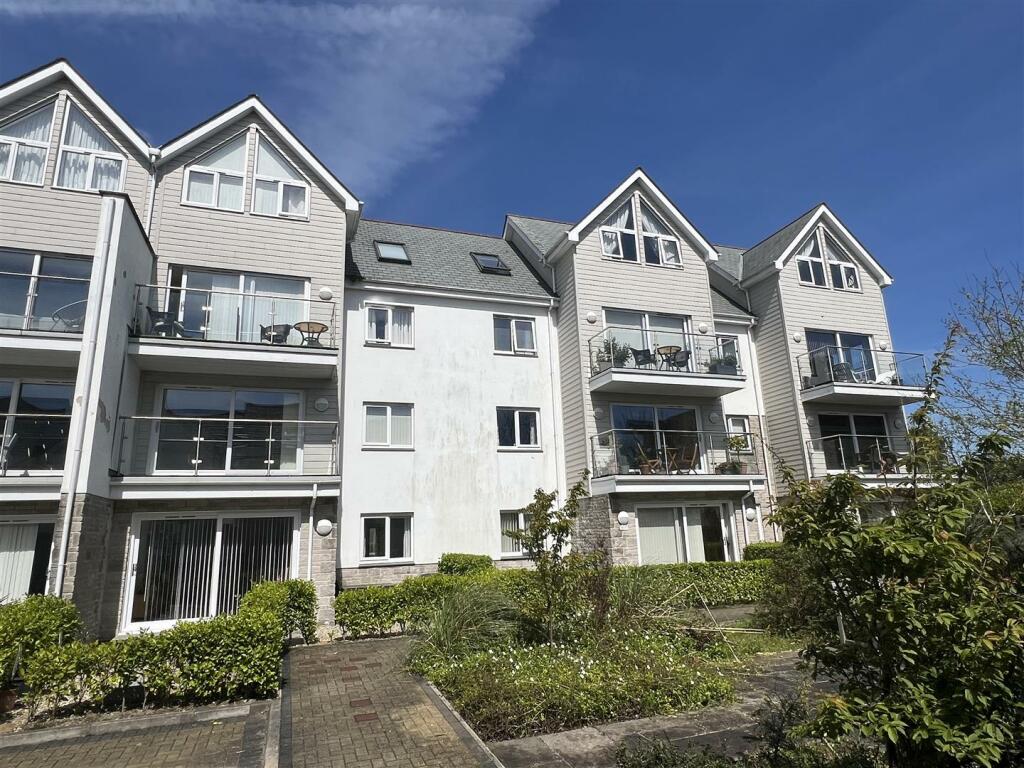 2 bedroom apartment for sale in Lynwood Gardens, Alexandra Road, St