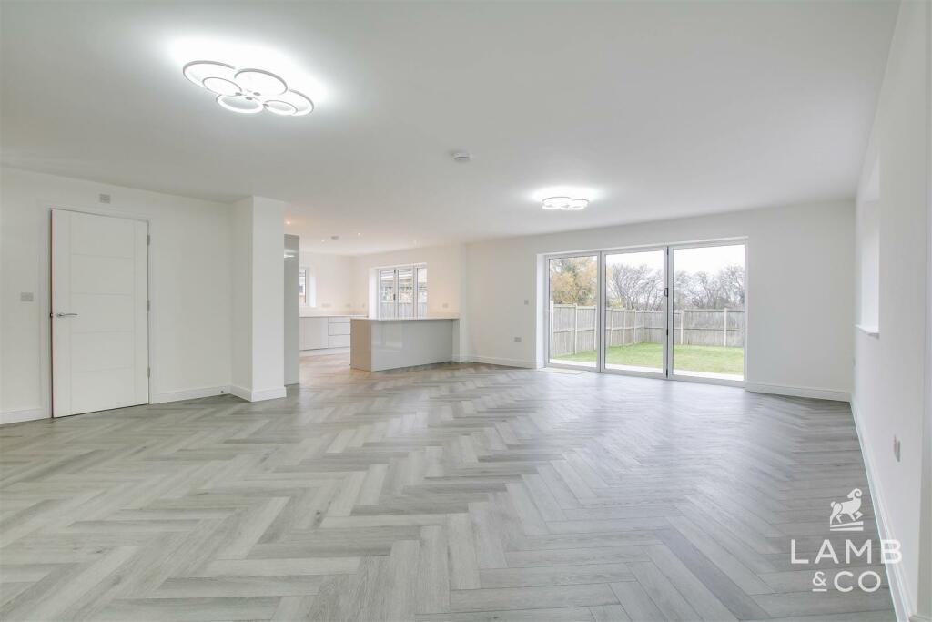 5 bedroom detached house for sale in Oakmead Road, St. Osyth, CO16