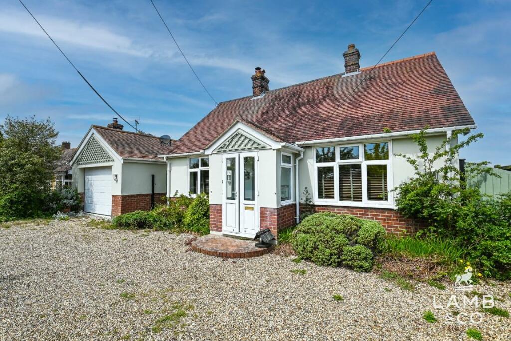 3 bedroom detached bungalow for sale in Harwich Road, Great Oakley