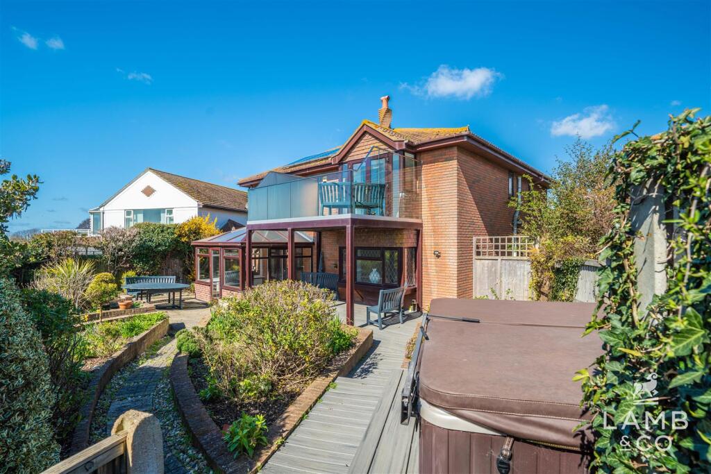 Additional property image - Seafront Position, Walton On The Naze