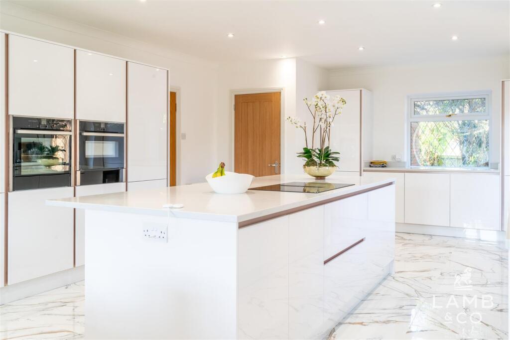 Additional property image - Seafront Position, Walton On The Naze