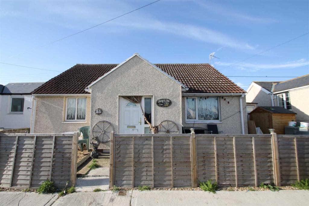 2 bedroom detached bungalow for sale in Brooklands Gardens, Jaywick, CO15